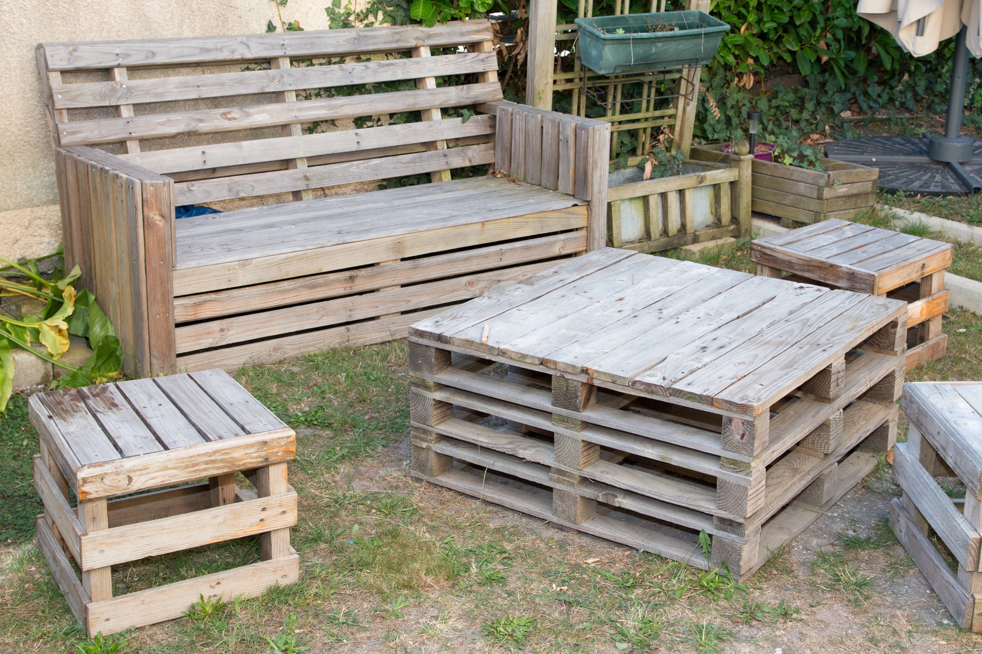 recycled wood palet make sit on home garden